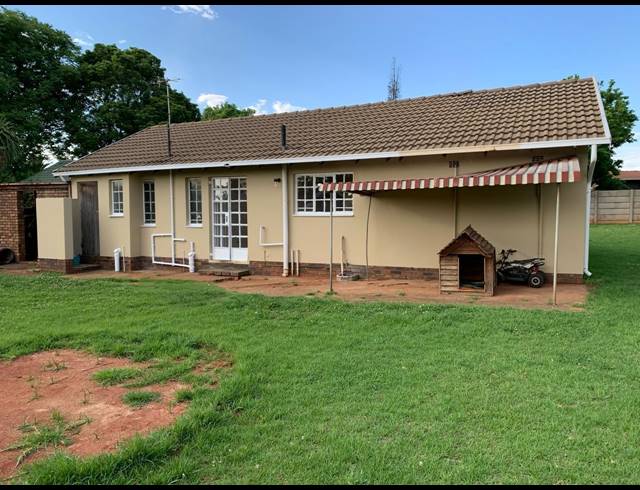 3 BEDROOM FREEHOLD FOR SALE IN LEACHVILLE EXT 1